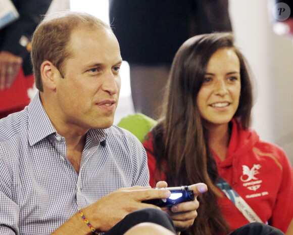 Le prince William se fait une partie de jeu vidéo au village des XXe Jeux du Commonwealth à Glasgow, le 29 juillet 2014.