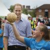 Le prince William participe à des activités au village des XXe Jeux du Commonwealth à Glasgow, le 29 juillet 2014.