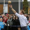 Le prince Harry participe à des activités au village des XXe Jeux du Commonwealth à Glasgow, le 29 juillet 2014.