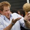 Le prince Harry participe à des activités au village des XXe Jeux du Commonwealth à Glasgow, le 29 juillet 2014.