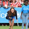 Kate Middleton s'est essayée, en visite le 29 juillet 2014 au village des Jeux du Commonwealth à Glasgow, avec succès au jeu traditionnel sud-africain des ''trois boîtes'' : après avoir réussi à les faire tomber en lançant la balle, la duchesse de Cambridge a replacé les boîtes puis sauté par-dessus, conformément à la règle.
