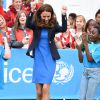 Kate Middleton s'est initiée, en visite le 29 juillet 2014 au village des Jeux du Commonwealth à Glasgow, avec succès au jeu traditionnel sud-africain des ''trois boîtes'' : après avoir réussi à les faire tomber en lançant la balle, la duchesse de Cambridge a replacé les boîtes puis sauté par-dessus, conformément à la règle.