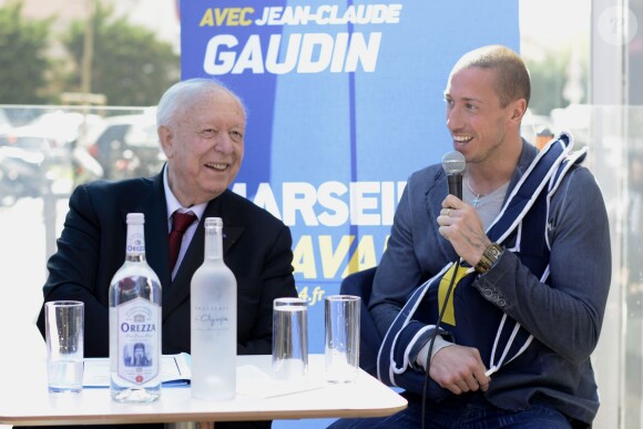 Le nageur Frédérick Bousquet au côté du maire de Marseille Jean Claude Gaudin, lors d'une conférence de presse dans le cadre de la campagne pour les élections municipales à Marseille le 18 mars 2014