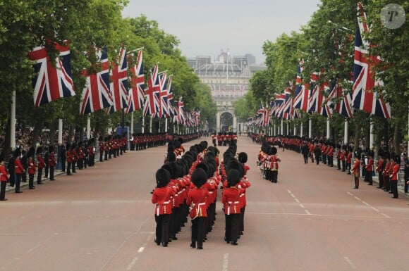 Le Mall s'étirant jusqu'à Buckingham Palace lors de la parade de Trooping the Colour le 14 juin 2014