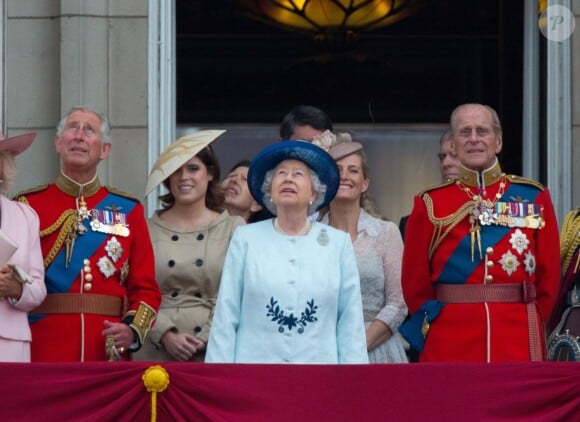La reine Elizabeth II, entre son fils le prince Charles et son mari le duc d'Edimbourg, lors de la parade Trooping the Colour le 14 juin 2014