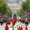 La procession du carrosse d'Elizabeth II quittant Buckingham Palace pour se rendre à l'ouverture du Parlement à Westminster, le 4 juin 2014 à Londres.