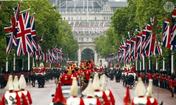La procession du carrosse d'Elizabeth II quittant Buckingham Palace pour se rendre à l'ouverture du Parlement à Westminster, le 4 juin 2014 à Londres.