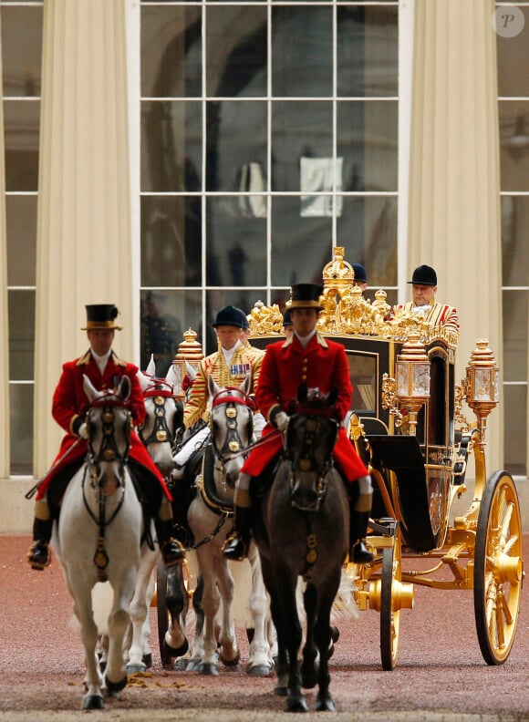 Le carrosse d'Elizabeth II quittant Buckingham Palace pour se rendre à l'ouverture du Parlement à Westminster, le 4 juin 2014 à Londres.