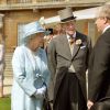 Elizabeth II et le duc d'Edimbourg dans le parc de Buckingham Palace lors d'une garden party le 10 juin 2014, à Londres.