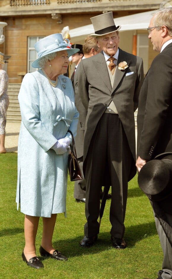 Elizabeth II et le duc d'Edimbourg dans le parc de Buckingham Palace lors d'une garden party le 10 juin 2014, à Londres.