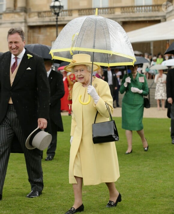 Elizabeth II dans le parc de Buckingham Palace lors d'une garden party le 3 juin 2014, à Londres.
