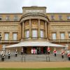 La famille royale en haut des marches, à Buckingham Palace, avant d'aller rejoindre les invités de la reine pour une garden party le 28 mai 2014