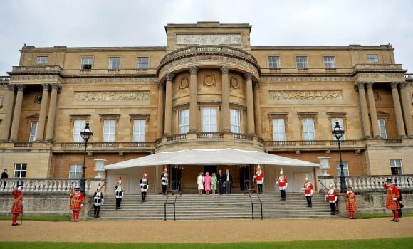 La famille royale en haut des marches, à Buckingham Palace, avant d'aller rejoindre les invités de la reine pour une garden party le 28 mai 2014