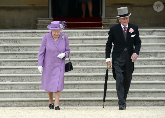 La reine Elizabeth II et le prince Philip lors d'une garden party au Palais de Buckingham le 21 mai 2014