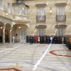 Le roi Felipe VI et la reine Letizia d'Espagne ont reçu le 30 juillet 2014 au palais du Pardo, à Madrid, une délégation de représentants des services de sécurité ayant oeuvré lors des cérémonies d'intronisation le 19 juin 2014 et lors des jours précédents.