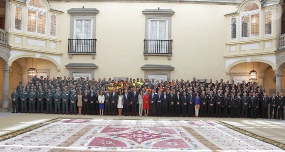 Felipe VI et Letizia d'Espagne ont reçu le 30 juillet 2014 au palais du Pardo, à Madrid, une délégation de représentants des services de sécurité ayant oeuvré lors des cérémonies d'intronisation le 19 juin 2014 et lors des jours précédents.