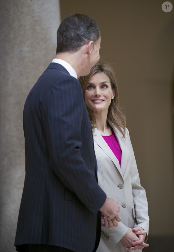Le roi Felipe VI et la reine Letizia d'Espagne, complices, ont reçu le 30 juillet 2014 au palais du Pardo, à Madrid, une délégation de représentants des services de sécurité ayant oeuvré lors des cérémonies d'intronisation le 19 juin 2014 et lors des jours précédents.