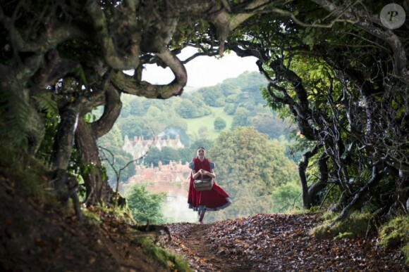 Le Petit Chaperon Rouge (Lilla Crawford) dans Into the Woods. (Crédit : Walt Disney Pictures)