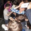 Daniel Radcliffe signe des autographes a sa sortie du theatre Coward à Londres le 14 août 2013