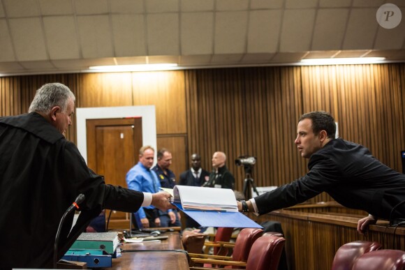 Oscar Pistorius et son avocat Barry Roux, à la North Gauteng High Court de Pretoria, le 1er juillet 2014