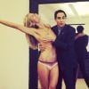 Heidi Klum a posté cette image sexy sur son compte Instagram. Heureusement que Zac Posen est là pour cacher sa poitrine face à l'objectif !