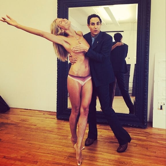Heidi Klum a posté cette image sexy sur son compte Instagram. Heureusement que Zac Posen est là pour cacher sa poitrine face à l'objectif !