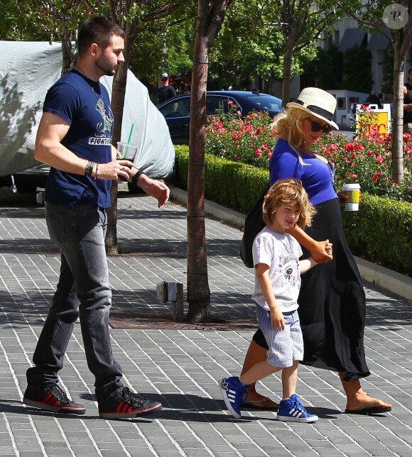 Christina Aguilera, enceinte, avec son fiancé Matt Rutler et son fils Max à l'occasion de la fête des mères à Los Angeles, le 11 mai 2014. 