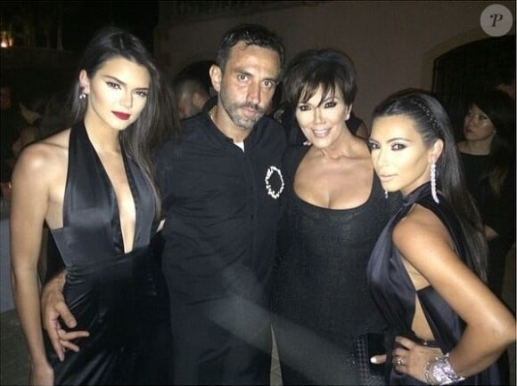 Riccardo Tisci, entourée de Kendall Jenner, Kris Jenner et Kim Kardashian pour son anniversaire à Ibiza. Le 1er août 2014.