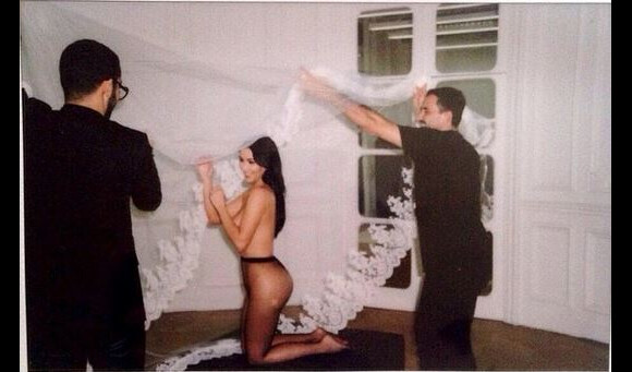 Kim Kardashian souhaite un bon anniversaire à Riccardo Tisci en postant cette photo souvenir d'elle, topless et en collant, essayant sa robe de mariée.