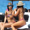 Paz Cornu et Karina Jelinek profitent d'un après-midi ensoleillé sur une plage de Miami, le 31 juillet 2014.