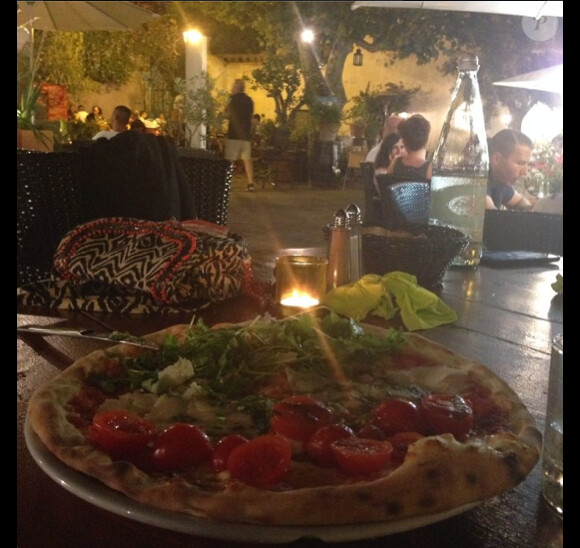 Laurie Cholewa savoure une pizza en Corse, le 3 août 2014.