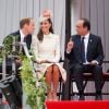 Le prince William, Kate Middleton, duc et duchesse de Cambridge, et François Hollande en pleine discussion lors de la cérémonie de commémoration du centenaire de la Première Guerre mondiale au mémorial interallié de Cointe à Liège, en Belgique, le 4 août 2014.