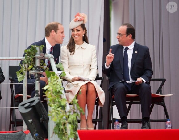 Le prince William, Kate Middleton, duc et duchesse de Cambridge, et François Hollande en pleine discussion lors de la cérémonie de commémoration du centenaire de la Première Guerre mondiale au mémorial interallié de Cointe à Liège, en Belgique, le 4 août 2014.