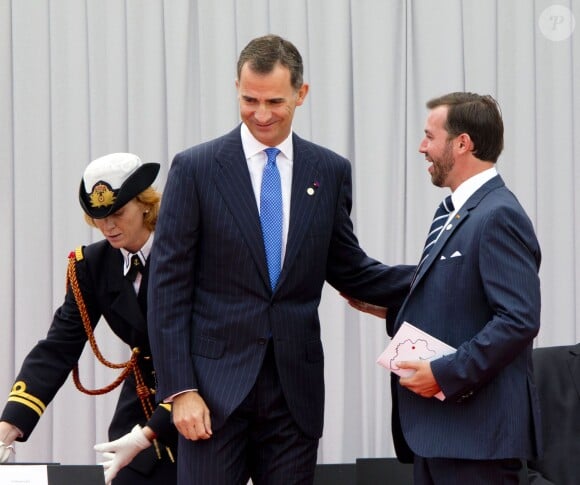 Le roi Felipe VI d'Espagne et le grand-duc héritier Guillaume de Luxembourg étaient voisins lors de la cérémonie de commémoration du centenaire de la Première Guerre mondiale au mémorial interallié de Cointe à Liège, en Belgique, le 4 août 2014.