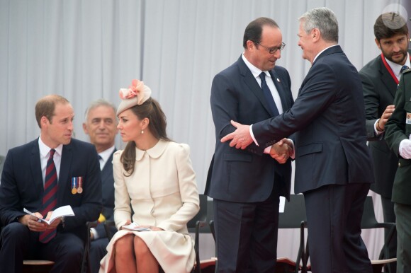 Les présidents François Hollande et Joachim Gauck se saluent, devant le duc et la duchesse de Cambridge, à Liège le 4 août 2014 pour la cérémonie commémorative du centenaire de la Première Guerre mondiale.