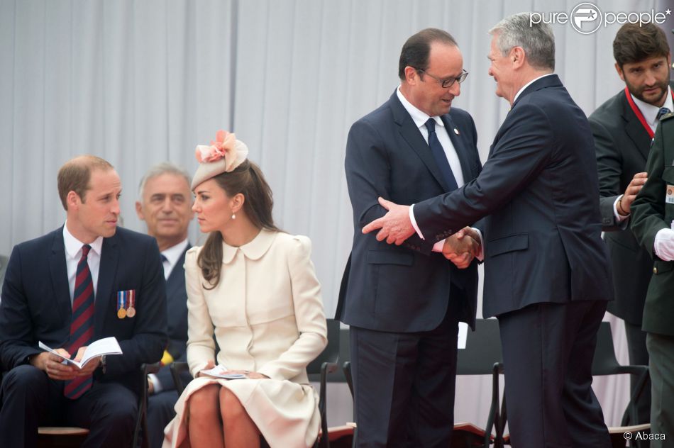  Les présidents François Hollande et Joachim Gauck se saluent, devant le duc et la duchesse de Cambridge, à Liège le 4 août 2014 pour la cérémonie commémorative du centenaire de la Première Guerre mondiale. 