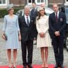 La reine Mathilde et le roi Philippe de Belgique ont accueilli Kate Middleton et le prince William à l'abbaye Saint-Laurent le 4 août 2014 pour la cérémonie commémorative du centenaire de la Première Guerre mondiale, à Liège.