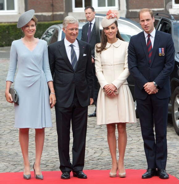 La reine Mathilde et le roi Philippe de Belgique ont accueilli Kate Middleton et le prince William à l'abbaye Saint-Laurent le 4 août 2014 pour la cérémonie commémorative du centenaire de la Première Guerre mondiale, à Liège.