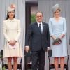 François Hollande entre Kate Middleton et la reine Mathilde de Belgique lors de la cérémonie de commémoration du centenaire de la Première Guerre mondiale au mémorial interallié de Cointe à Liège, en Belgique, le 4 août 2014.
