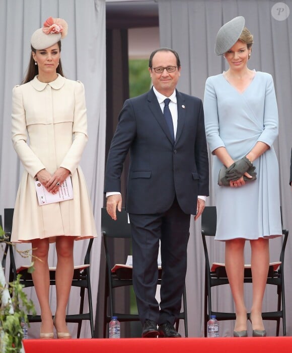 François Hollande entre Kate Middleton et la reine Mathilde de Belgique lors de la cérémonie de commémoration du centenaire de la Première Guerre mondiale au mémorial interallié de Cointe à Liège, en Belgique, le 4 août 2014.