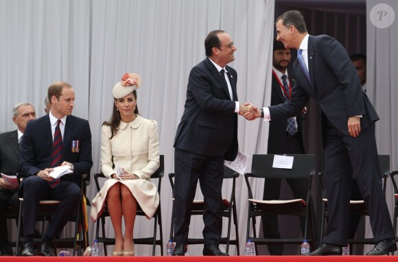 François Hollande et Felipe VI d'Espagne se saluent, devant le prince William et Kate Middleton, lors de la cérémonie commémorative du centenaire de la Première Guerre mondiale à Liège le 4 août 2014