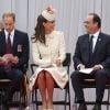 Kate Middleton et François Hollande en plein échange très cordial à côté d'un William studieux lors de la cérémonie de commémoration du centenaire de la Première Guerre mondiale au mémorial interallié de Cointe à Liège, en Belgique, le 4 août 2014.