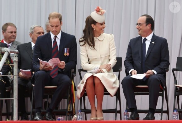 Kate Middleton et François Hollande en plein échange très cordial à côté d'un William studieux lors de la cérémonie de commémoration du centenaire de la Première Guerre mondiale au mémorial interallié de Cointe à Liège, en Belgique, le 4 août 2014.