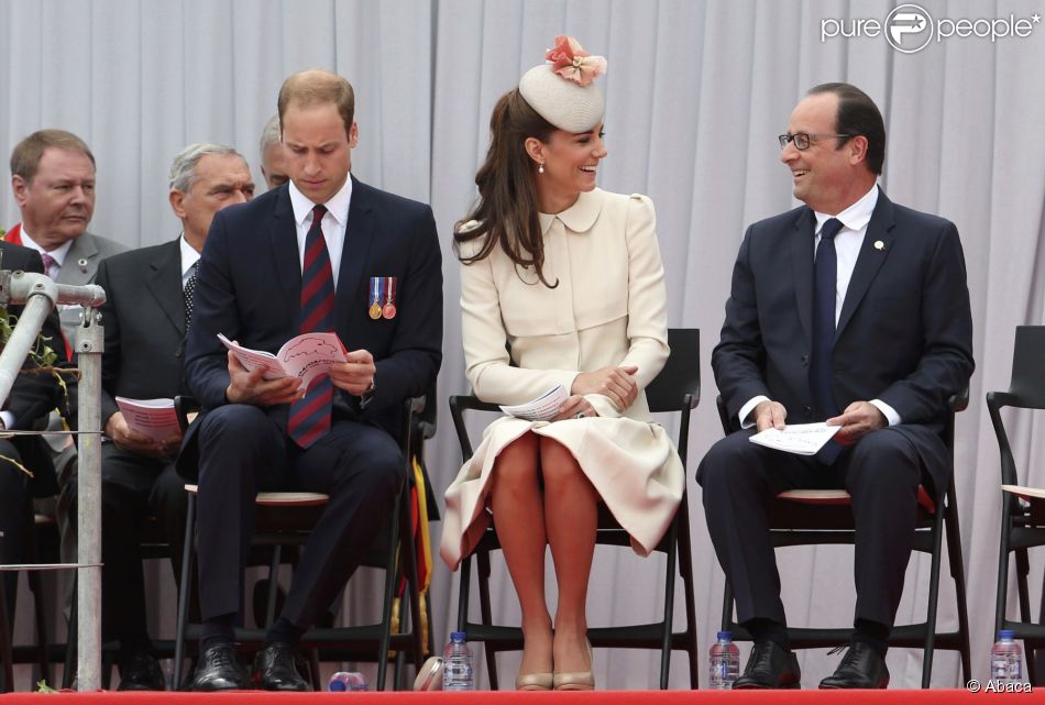 Kate Middleton et François Hollande en plein échange très cordial à côté d&#039;un William studieux lors de la cérémonie de commémoration du centenaire de la Première Guerre mondiale au mémorial interallié de Cointe à Liège, en Belgique, le 4 août 2014.