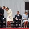 Le prince William et Kate Middleton s'installent à côté de François Hollande lors de la cérémonie commémorative du centenaire de la Première Guerre mondiale à Liège le 4 août 2014