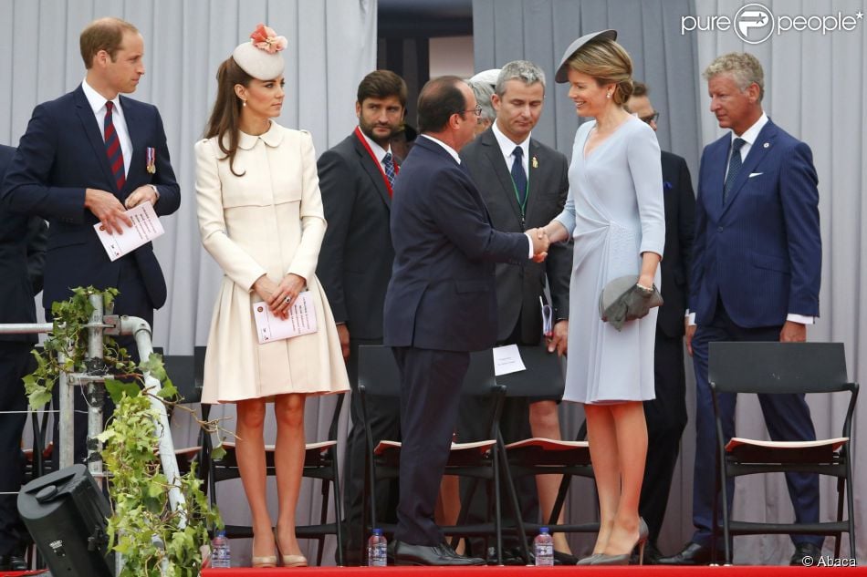 François Hollande salue Mathilde de Belgique lors de la cérémonie commémorative du centenaire de la Première Guerre mondiale à Liège le 4 août 2014