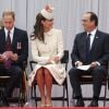 Kate Middleton et François Hollande écoutant le discours du prince William à Liège le 4 août 2014 lors de la cérémonie commémorant le centenaire de la Première Guerre mondiale. Vidéo Abaca TV.