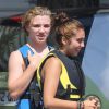 Lourdes Leon et son frère Rocco Ritchie, les enfants de Madonna, font du jet-ski pendant leurs vacances dans le sud de la France avec des amis, le 4 août 2014.