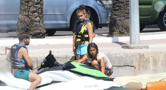 Lourdes Leon et son frère Rocco Ritchie font du jet-ski pendant leurs vacances dans le sud de la France avec des amis, le 4 août 2014. 