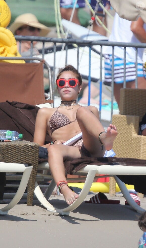 Lourdes Leon prend le soleil à la plage lors de ses vacances dans le sud de la France, le 4 août 2014.